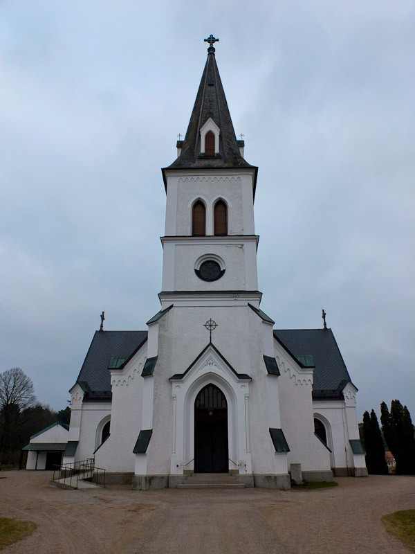 Rödeby kyrka med ståtligt klocktorn