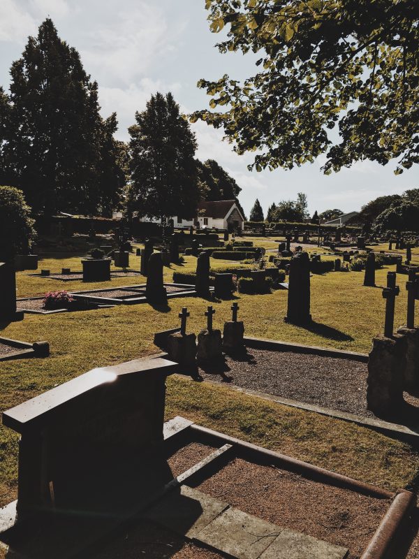 Överblick över gravar på Nättraby kyrkogård
