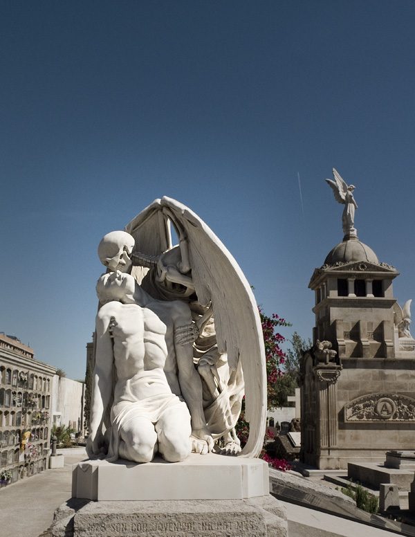 Marmorstatyn kysst av döden i Barcelona.