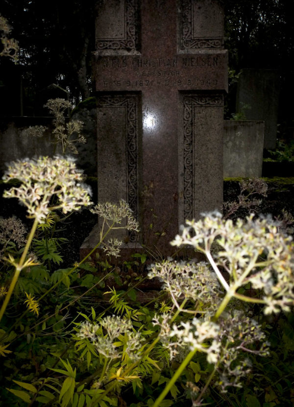 Gravsten i form av ett kors på kyrkogård i Reykavik